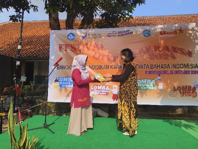 perwakilan wali murid memberikan sedekah buku